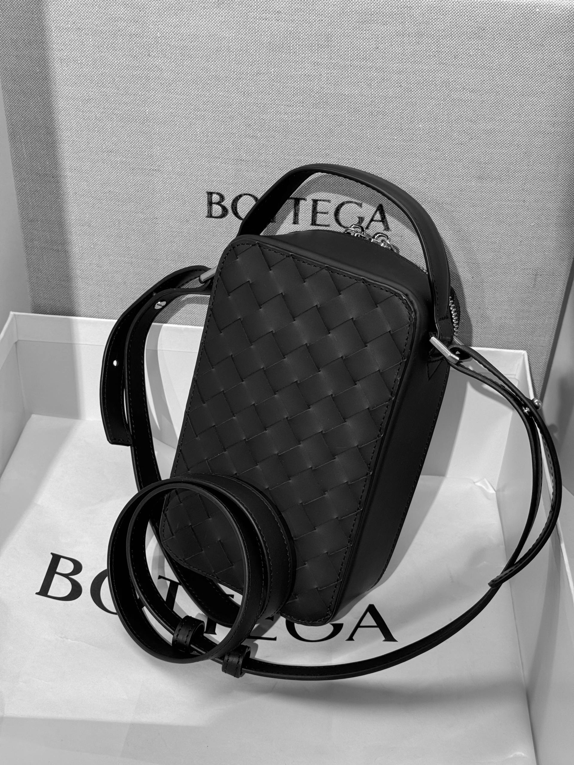 МУЖСКАЯ СУМКА МЕССЕНДЖЕР BOTTEGA VENETA детальное фото