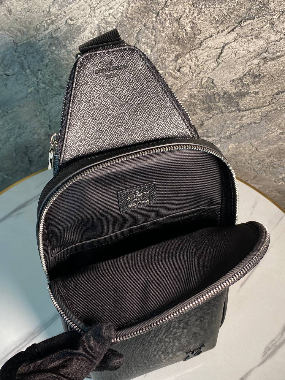 МУЖСКАЯ СУМКА СЛИНГ LOUIS VUITTON детальное фото