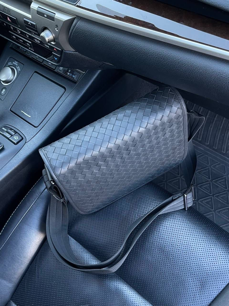 МУЖСКАЯ СУМКА МЕССЕНДЖЕР BOTTEGA VENETA детальное фото