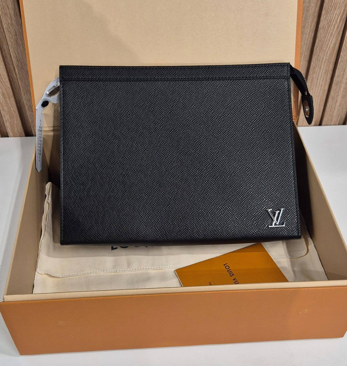 МУЖСКОЙ КЛАТЧ LOUIS VUITTON детальное фото