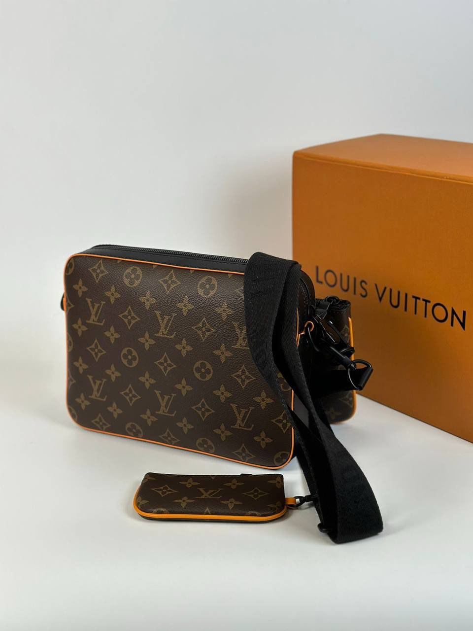 МУЖСКАЯ СУМКА МЕССЕНДЖЕР LOUIS VUITTON детальное фото