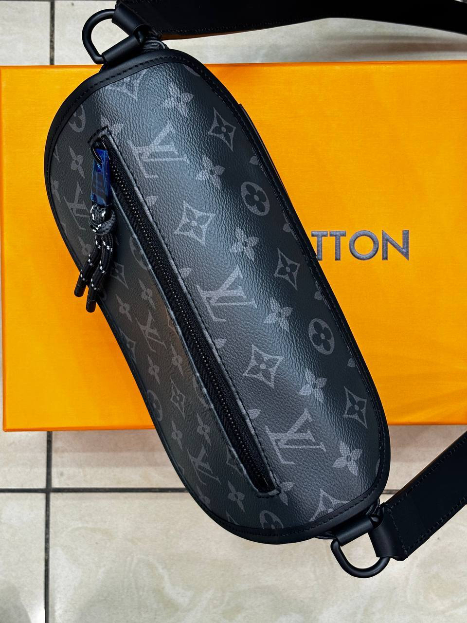 МУЖСКАЯ СУМКА МЕССЕНДЖЕР LOUIS VUITTON детальное фото