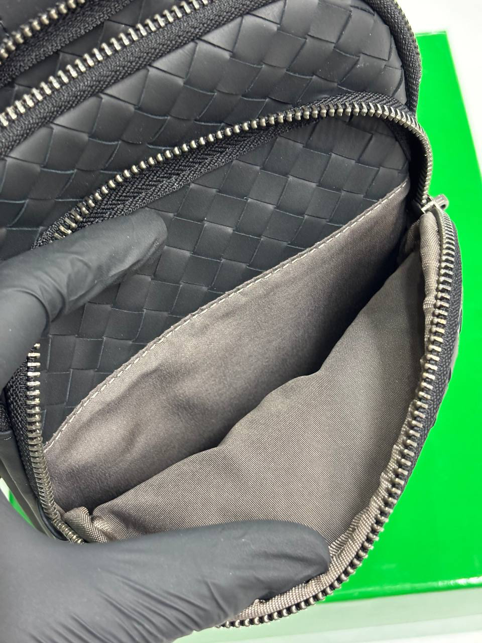 МУЖСКАЯ СУМКА СЛИНГ BOTTEGA VENETA детальное фото