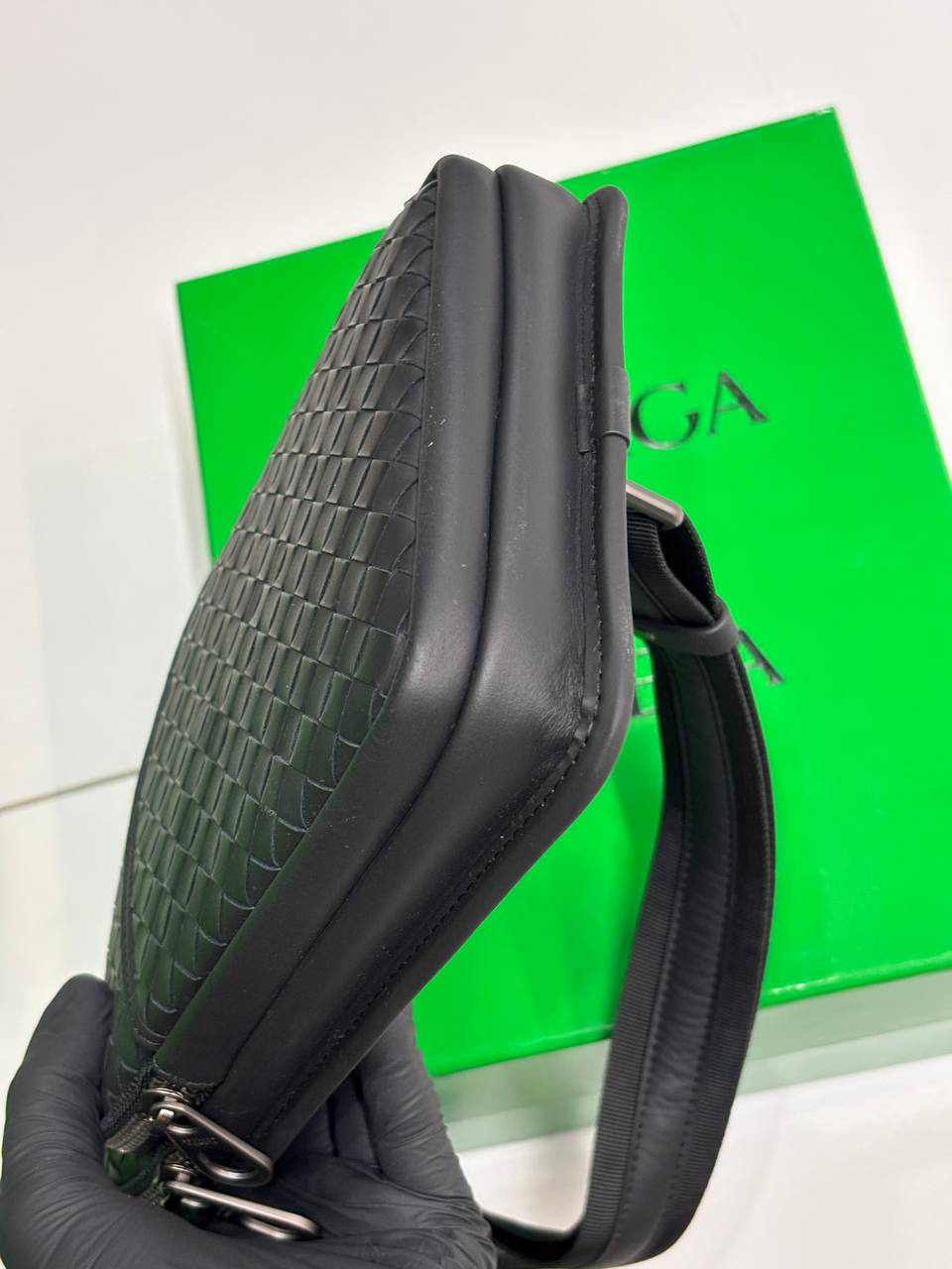 МУЖСКАЯ СУМКА СЛИНГ BOTTEGA VENETA детальное фото