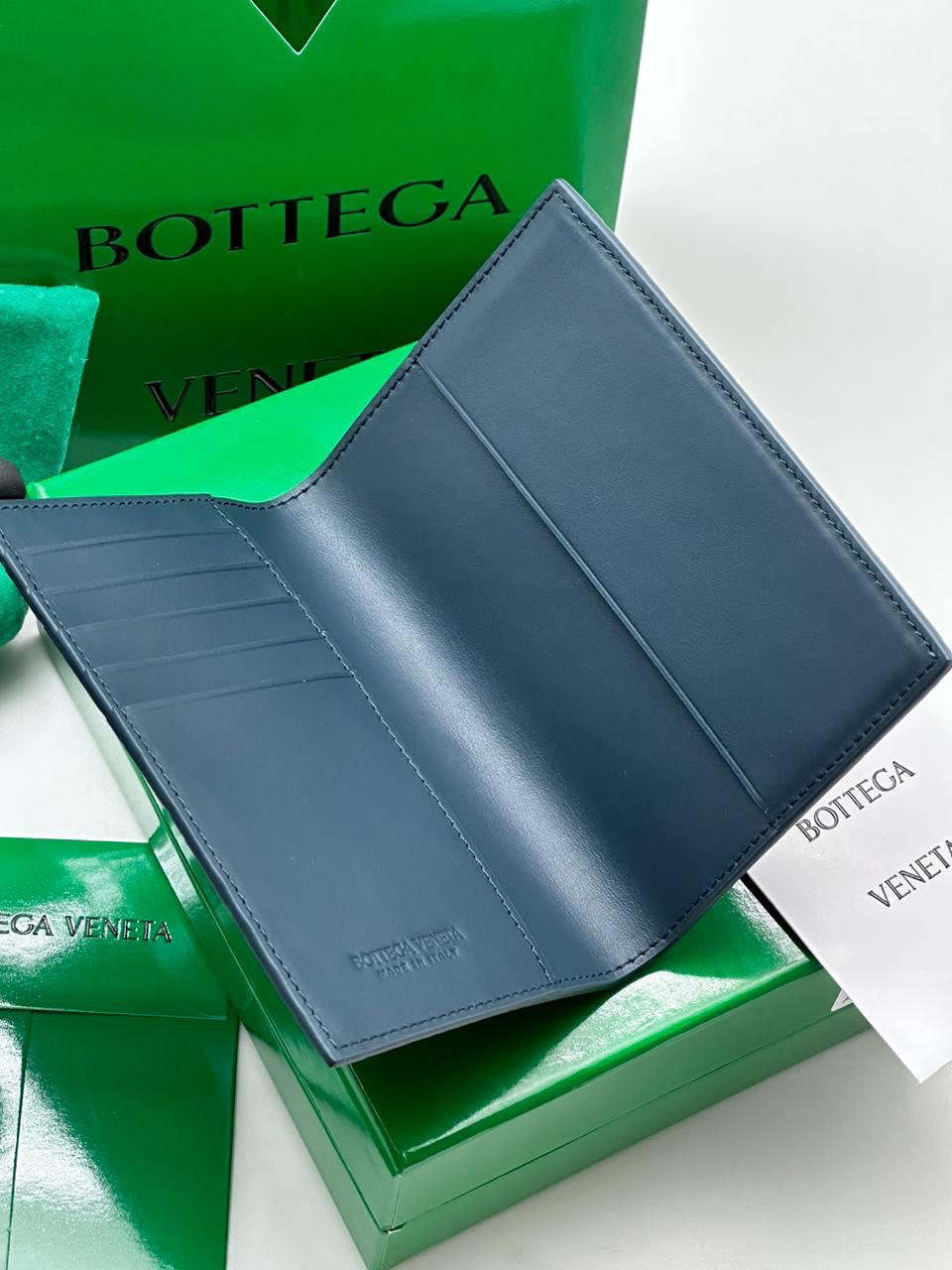 МУЖСКАЯ ОБЛОЖКА НА ПАСПОРТ BOTTEGA VENETA детальное фото