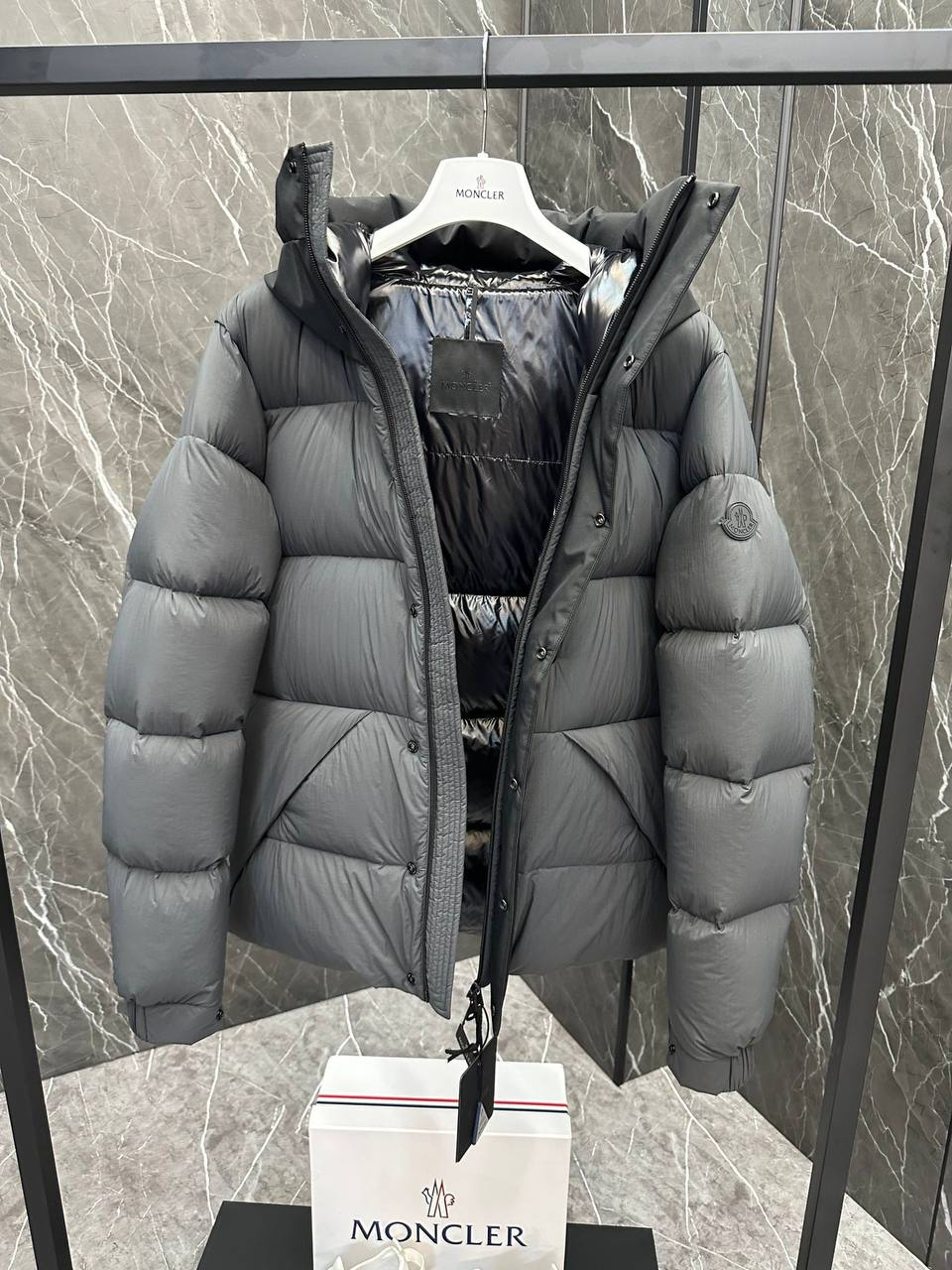 МУЖСКОЙ ПУХОВИК MONCLER детальное фото