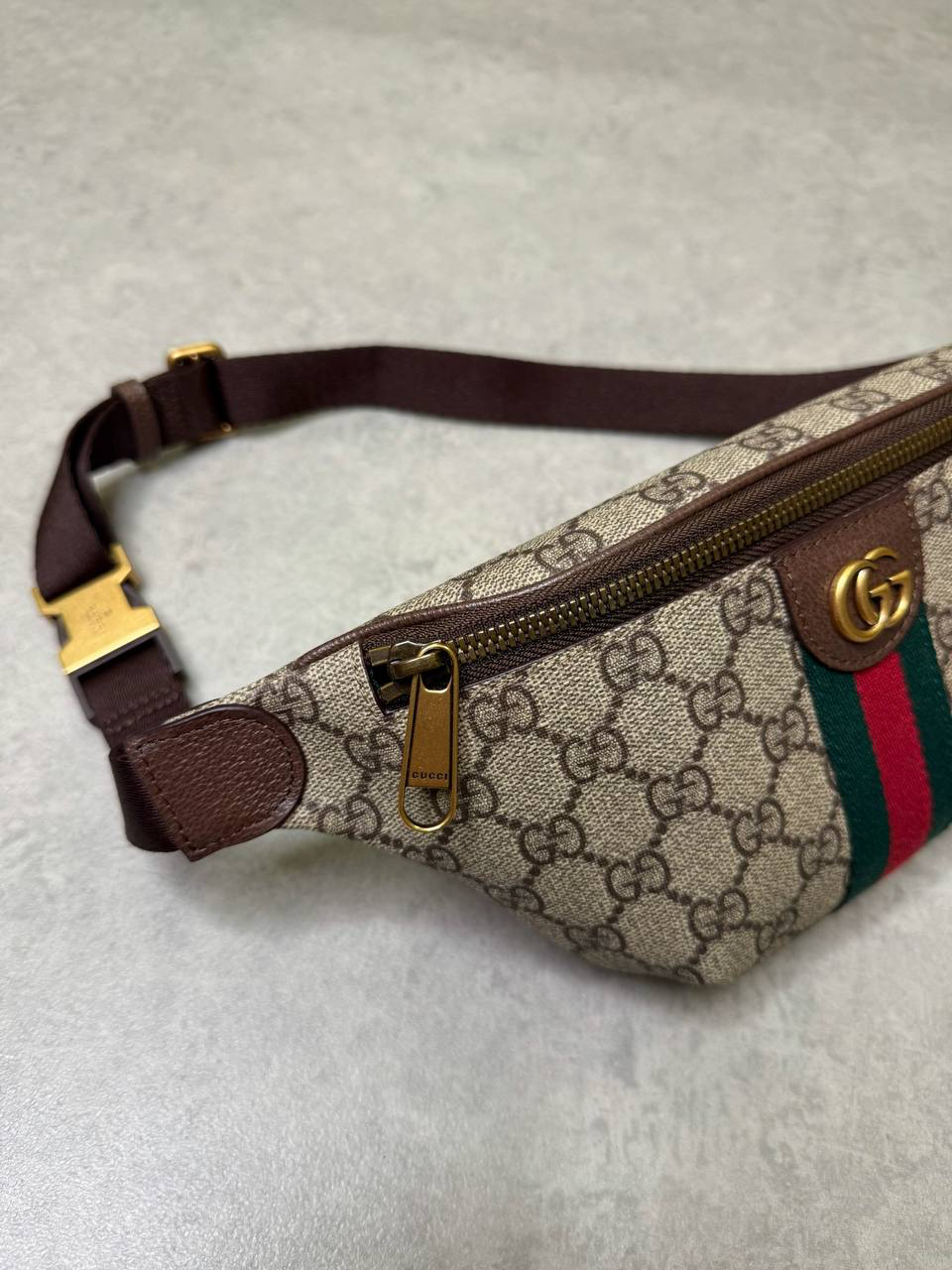 МУЖСКАЯ СУМКА СЛИНГ GUCCI детальное фото