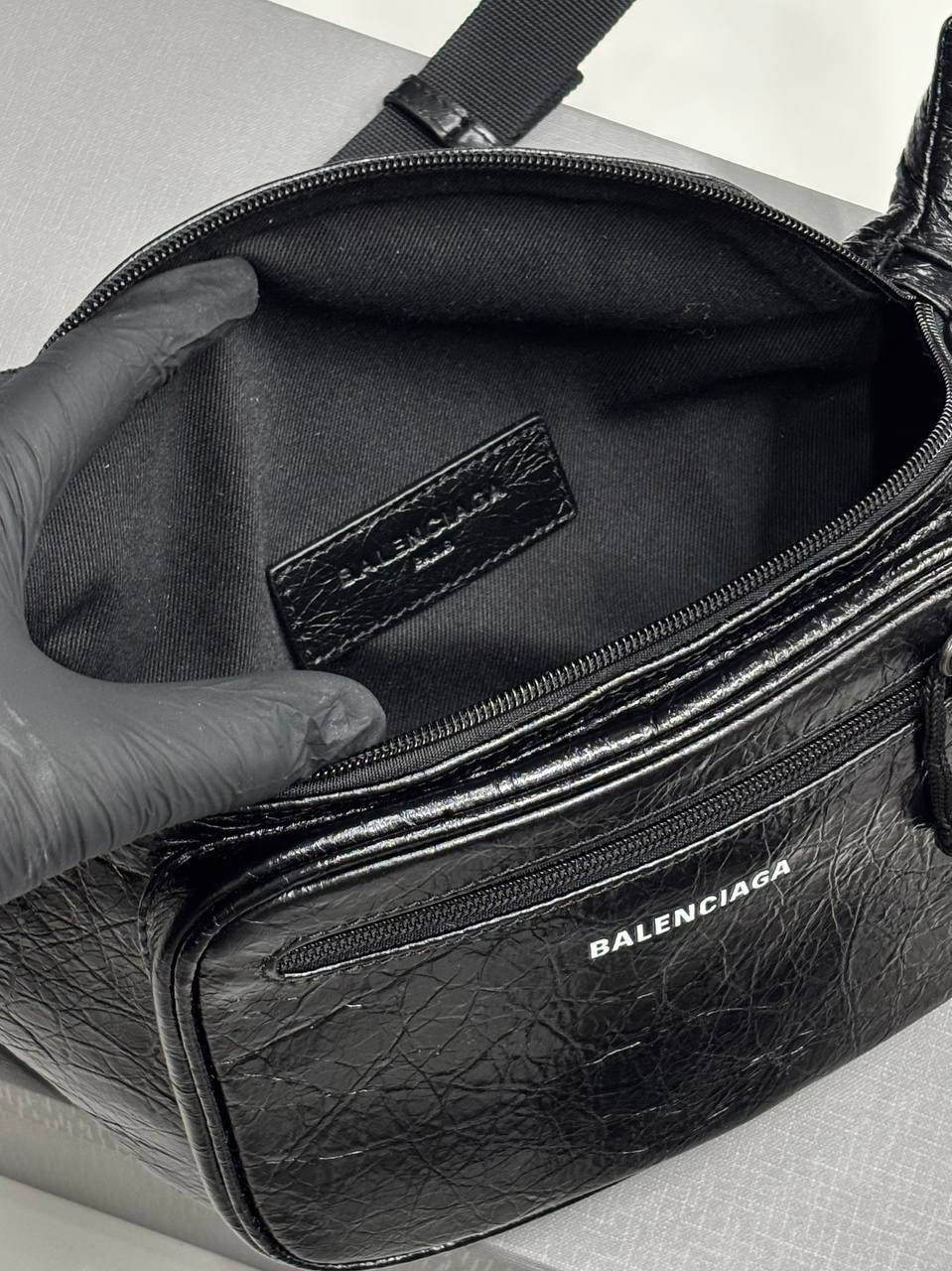 МУЖСКАЯ СУМКА СЛИНГ BALENCIAGA детальное фото