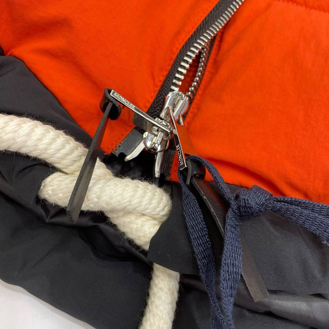 ЖИЛЕТ MONCLER детальное фото