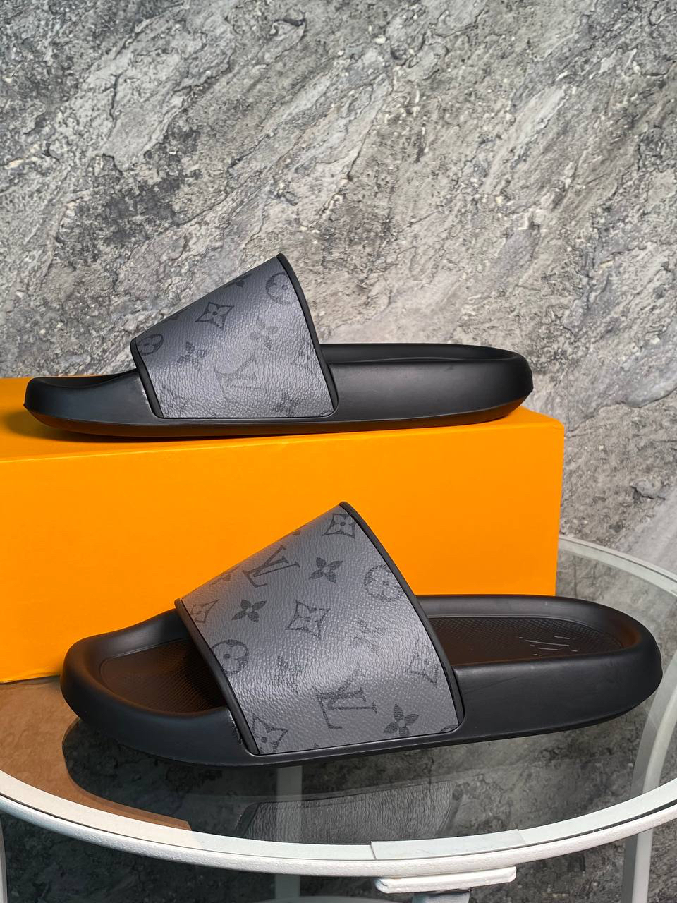 МУЖСКИЕ ШЛЕПКИ LOUIS VUITTON детальное фото