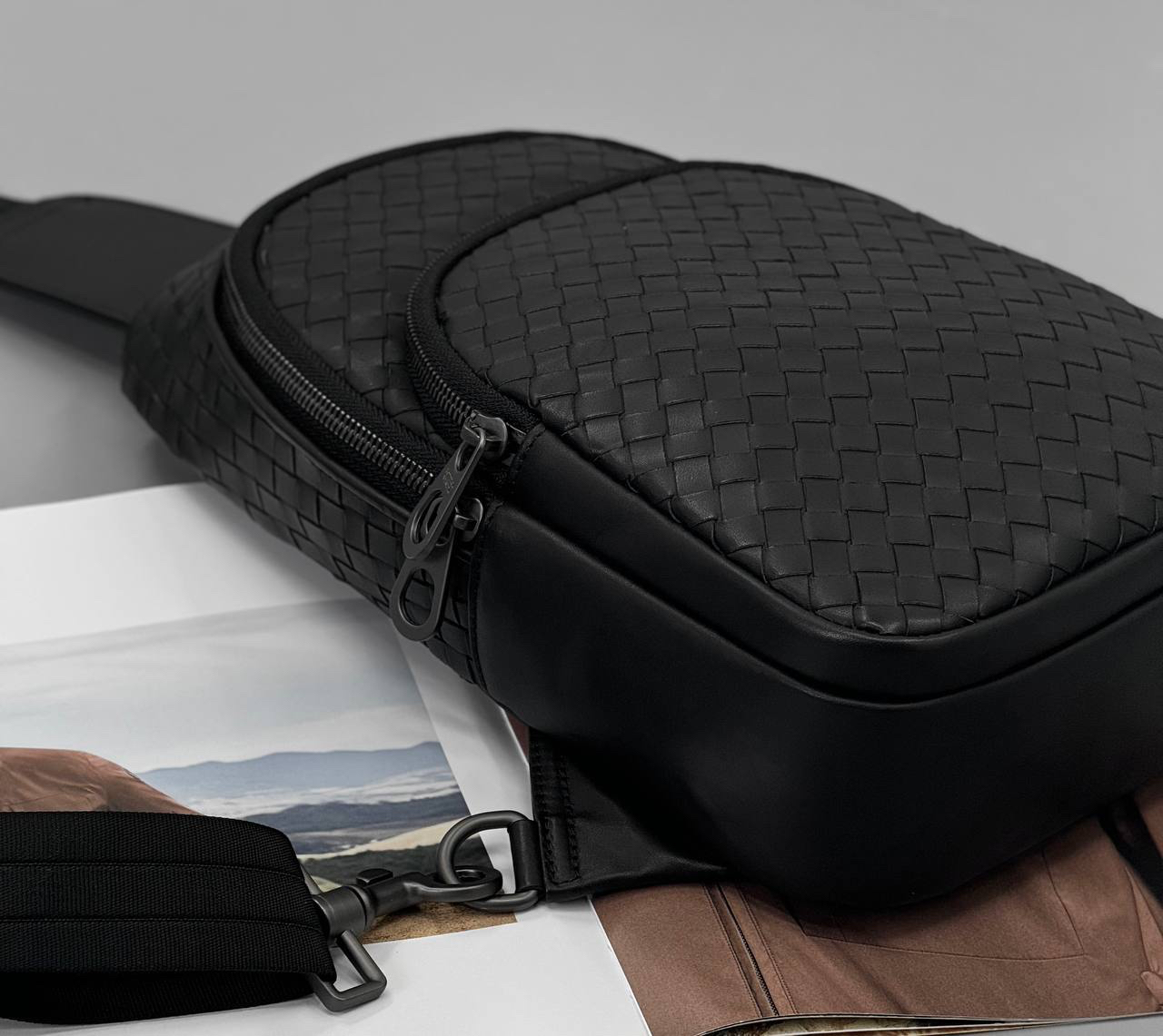 МУЖСКАЯ СУМКА СЛИНГ BOTTEGA VENETA детальное фото