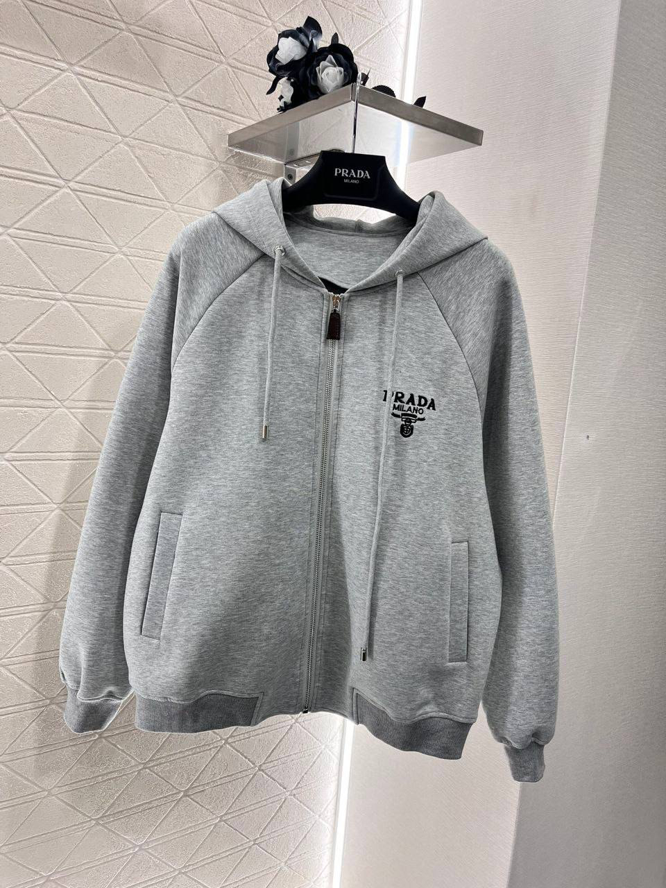 КОСТЮМ PRADA детальное фото