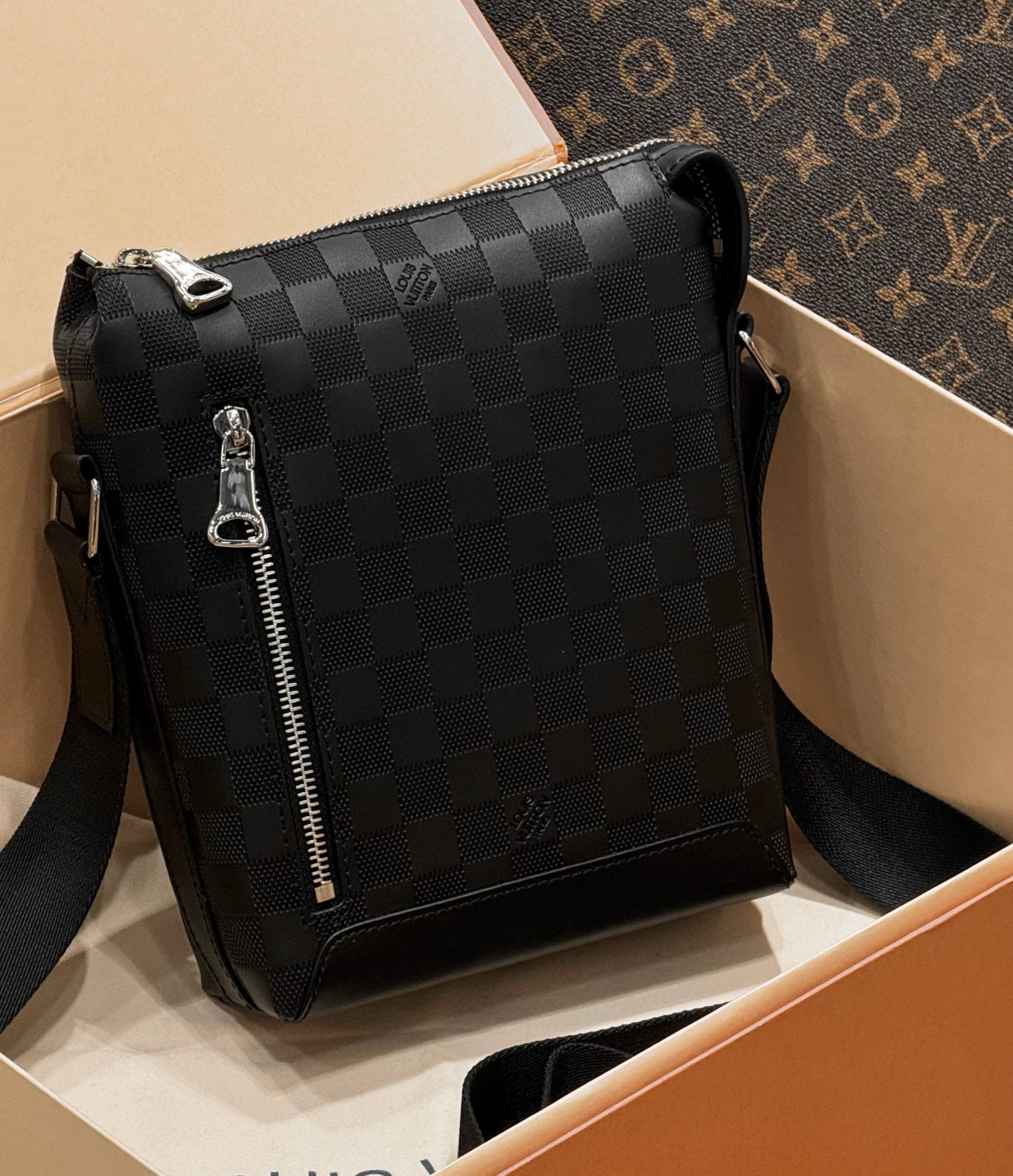 МУЖСКАЯ СУМКА МЕССЕНДЖЕР LOUIS VUITTON детальное фото