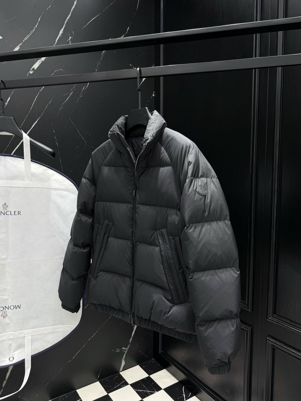 МУЖСКОЙ ПУХОВИК MONCLER детальное фото