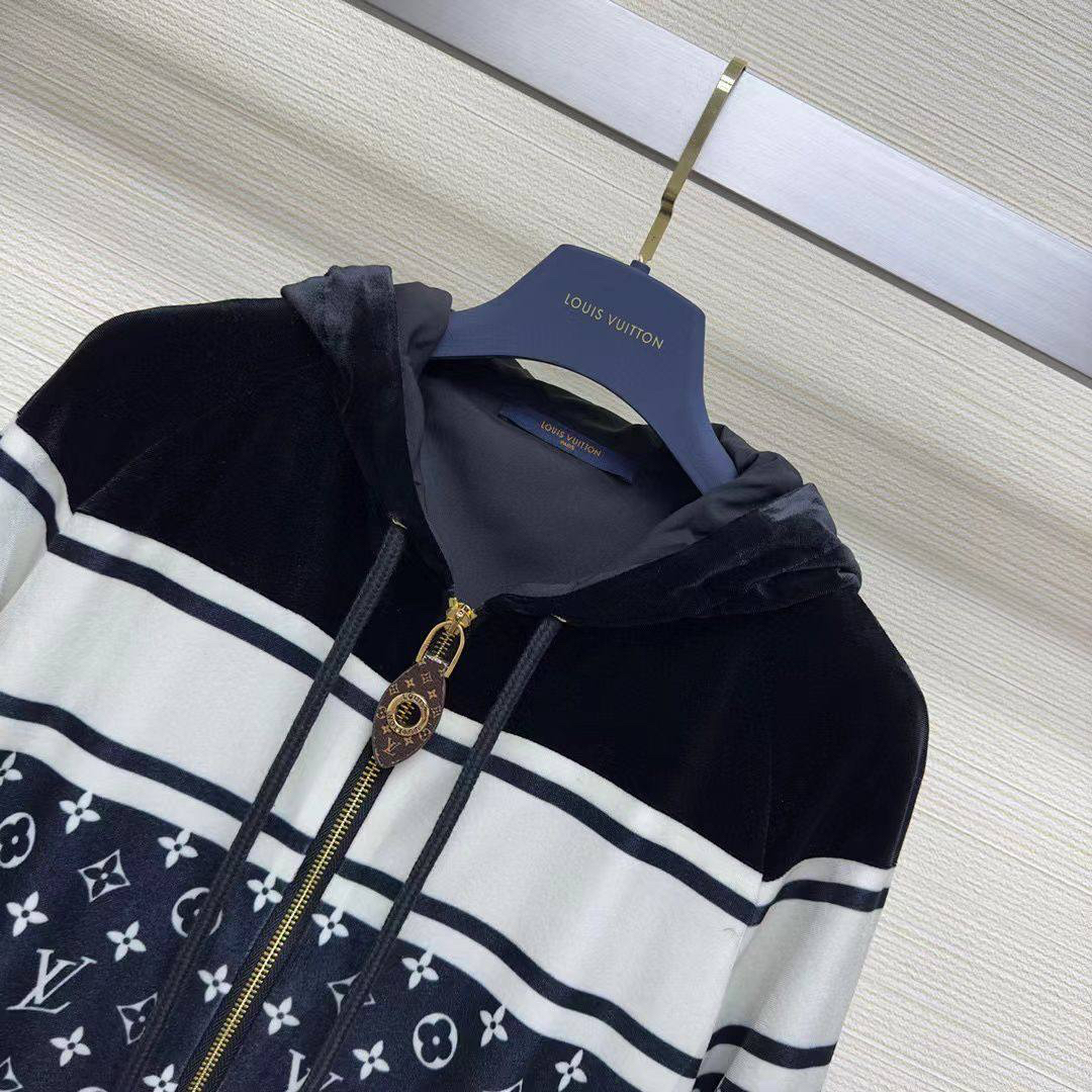 КОСТЮМ LOUIS VUITTON детальное фото