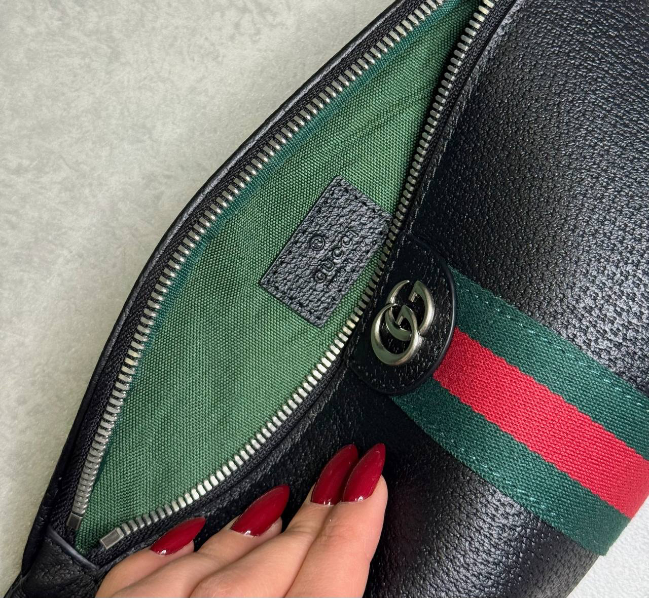 МУЖСКАЯ СУМКА СЛИНГ GUCCI детальное фото