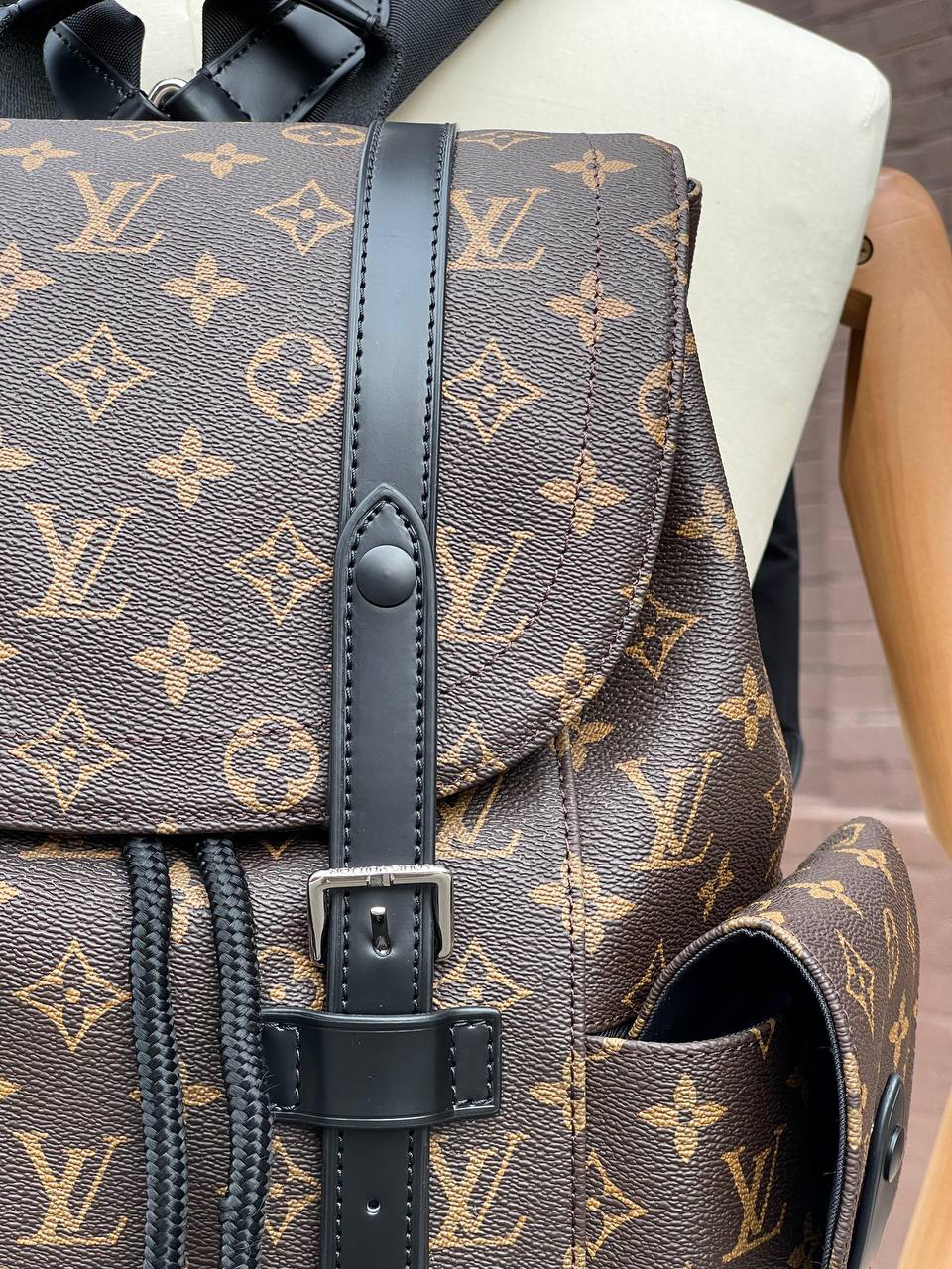МУЖСКОЙ РЮКЗАК LOUIS VUITTON детальное фото