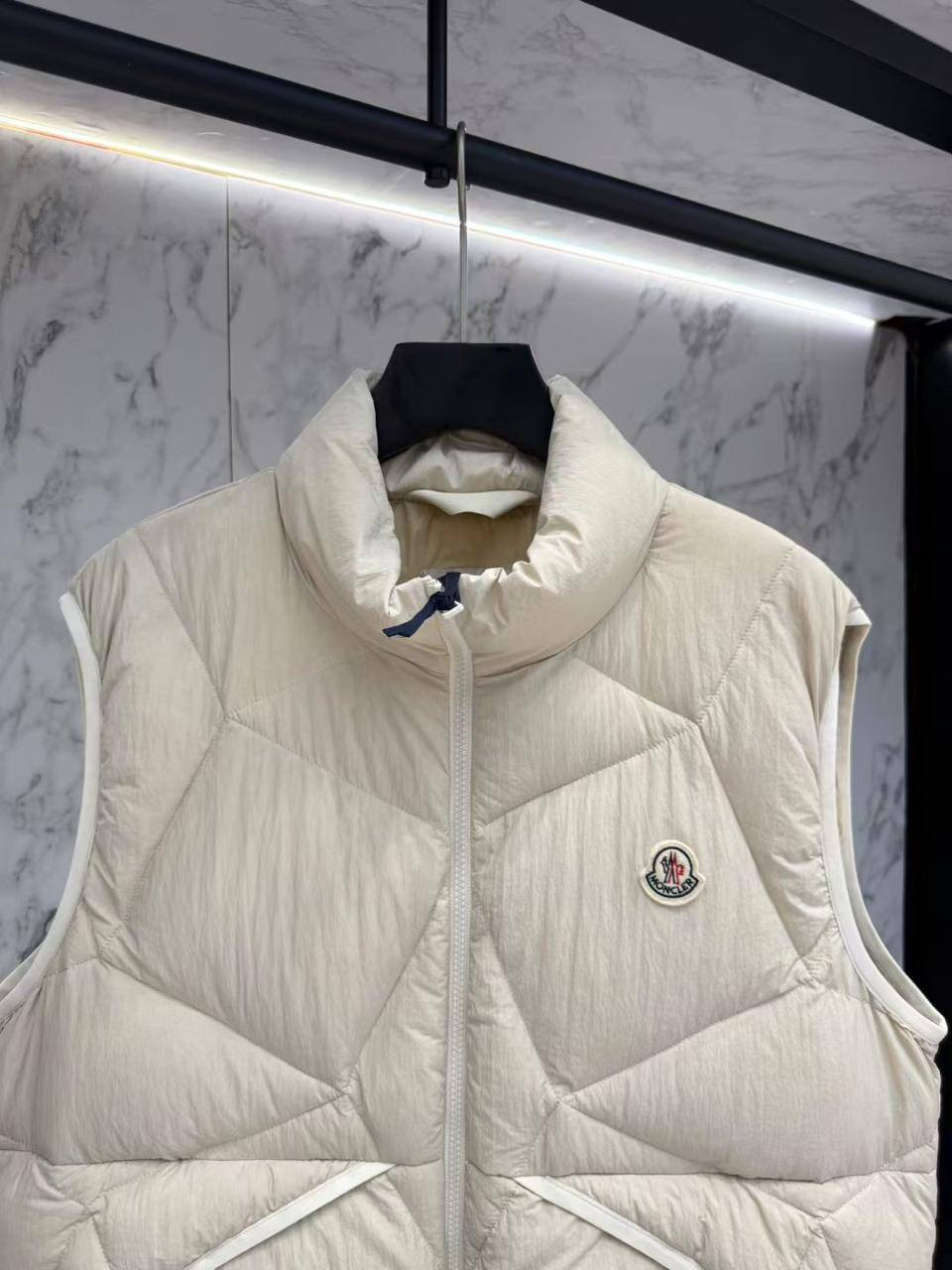 МУЖСКОЙ ЖИЛЕТ MONCLER детальное фото