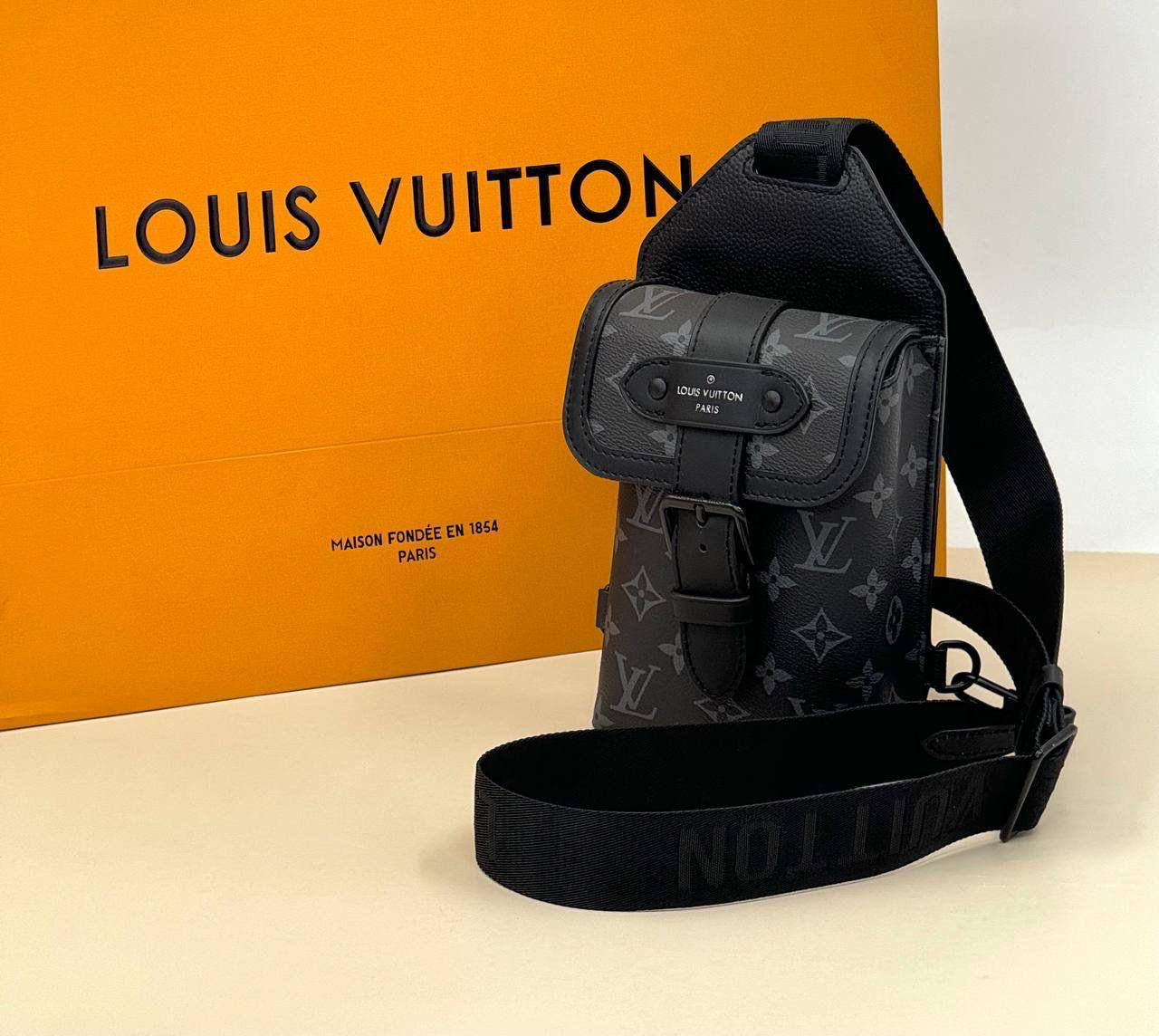 МУЖСКАЯ СУМКА СЛИНГ LOUIS VUITTON детальное фото