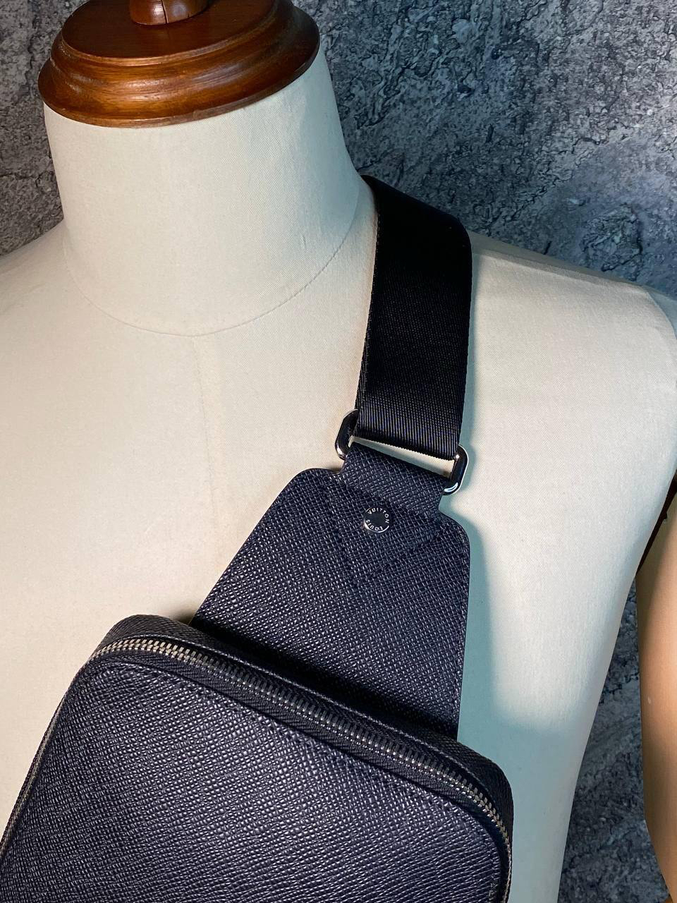 МУЖСКАЯ СУМКА СЛИНГ LOUIS VUITTON детальное фото