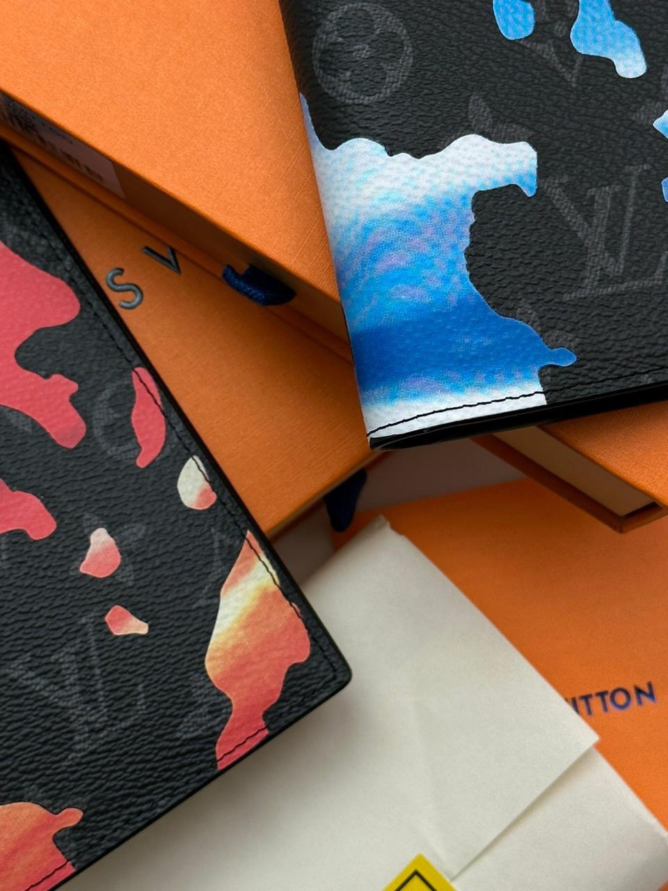 МУЖСКАЯ ОБЛОЖКА НА ПАСПОРТ LOUIS VUITTON детальное фото