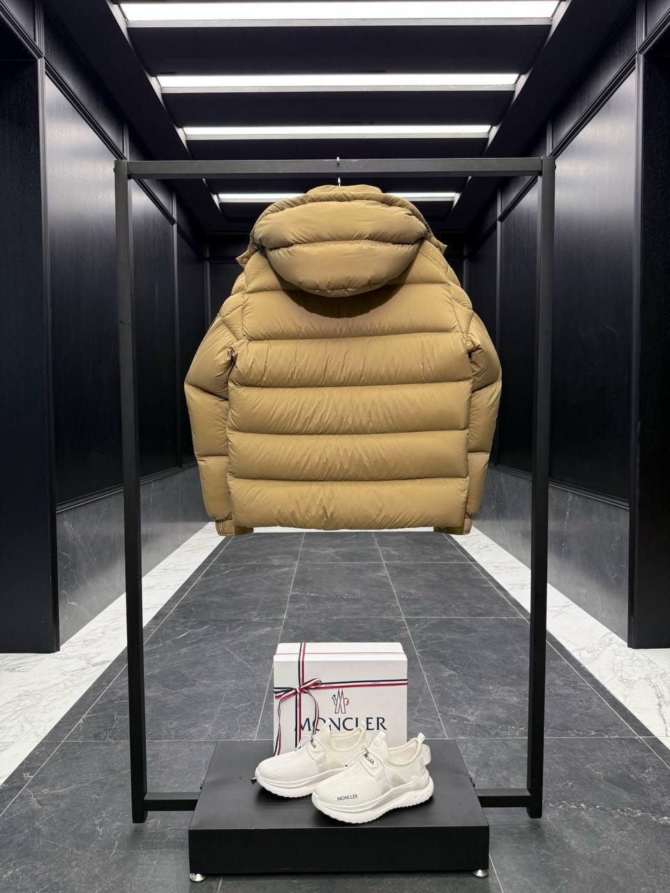 МУЖСКОЙ ПУХОВИК MONCLER детальное фото