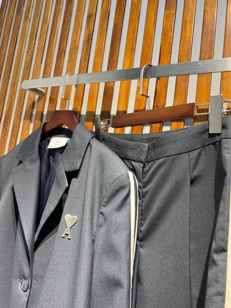 КОСТЮМ AMI детальное фото