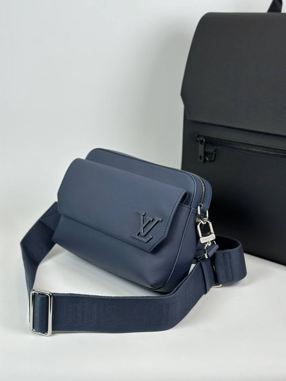 МУЖСКАЯ СУМКА МЕССЕНДЖЕР LOUIS VUITTON детальное фото