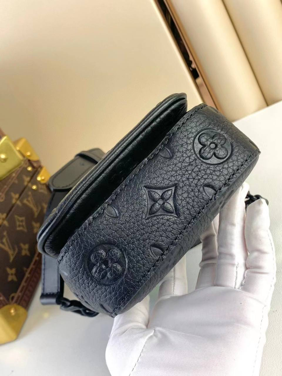 МУЖСКАЯ СУМКА МЕССЕНДЖЕР LOUIS VUITTON детальное фото