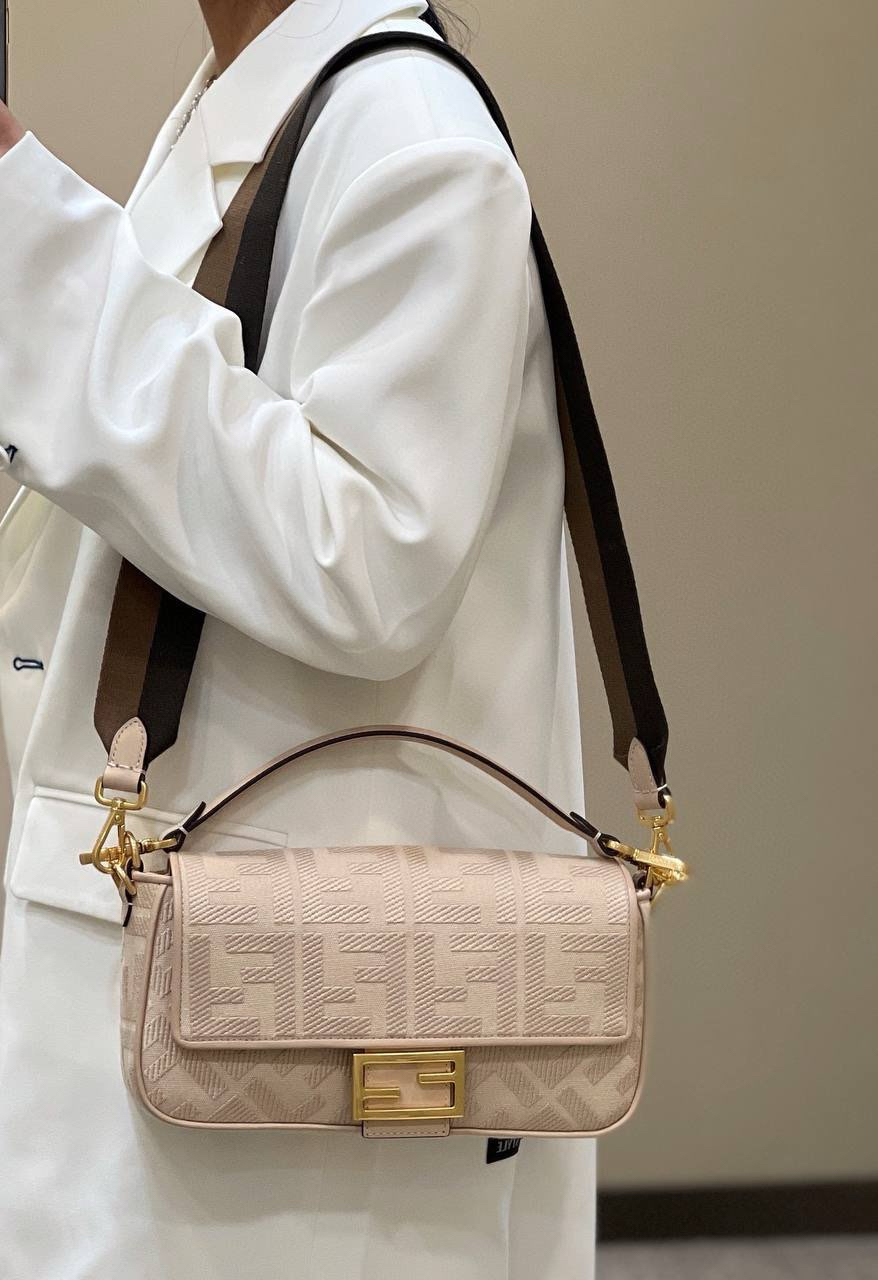СУМКА FENDI BAGUETTE детальное фото