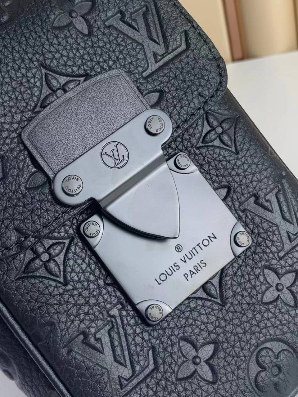 МУЖСКАЯ СУМКА МЕССЕНДЖЕР LOUIS VUITTON детальное фото