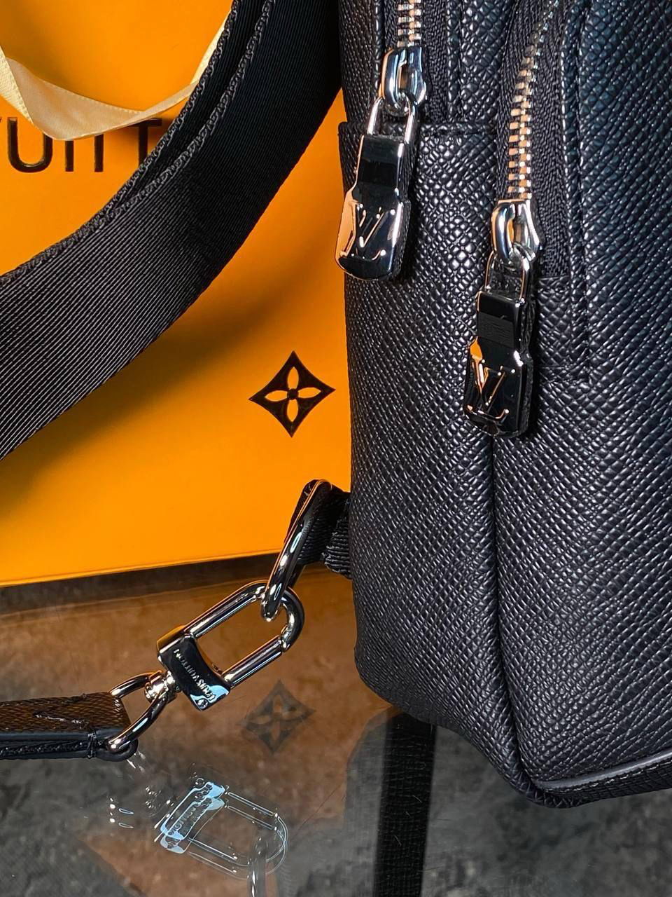 МУЖСКАЯ СУМКА СЛИНГ LOUIS VUITTON детальное фото