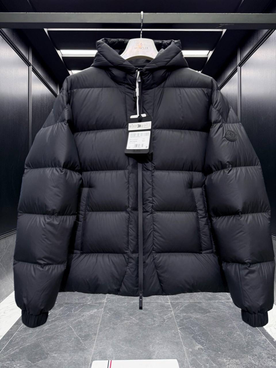 МУЖСКОЙ ПУХОВИК MONCLER детальное фото