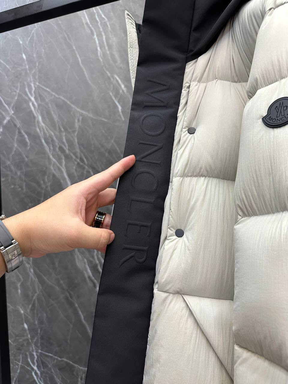 МУЖСКОЙ ПУХОВИК MONCLER детальное фото