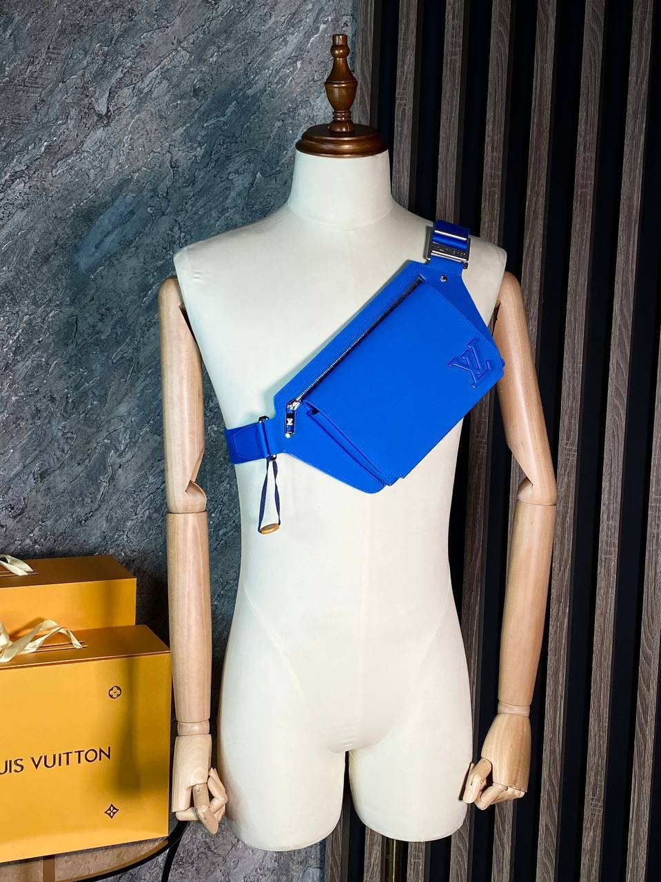 МУЖСКАЯ СУМКА СЛИНГ LOUIS VUITTON детальное фото
