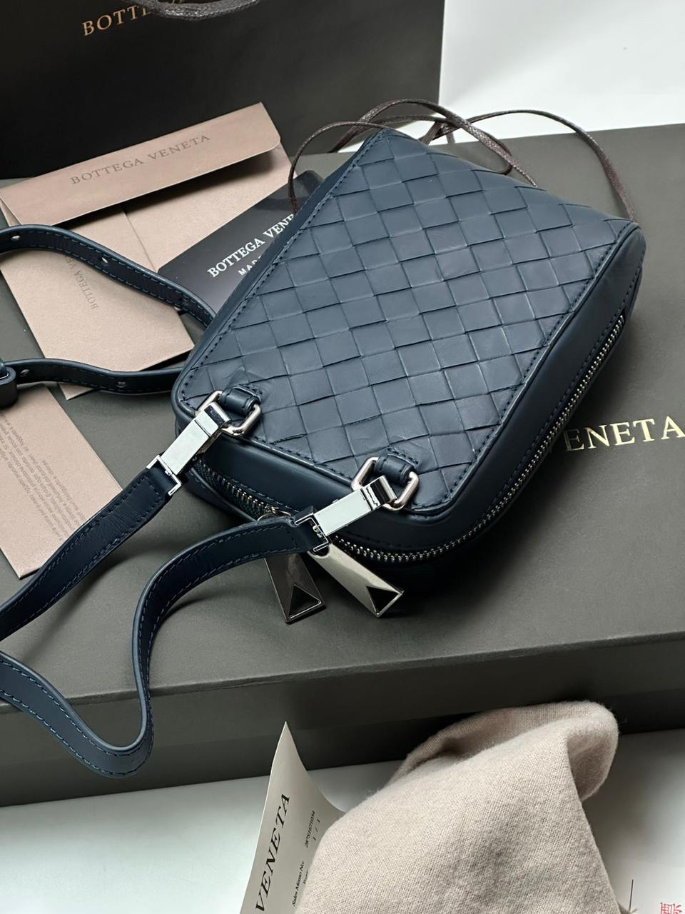 МУЖСКАЯ СУМКА МЕССЕНДЖЕР BOTTEGA VENETA детальное фото