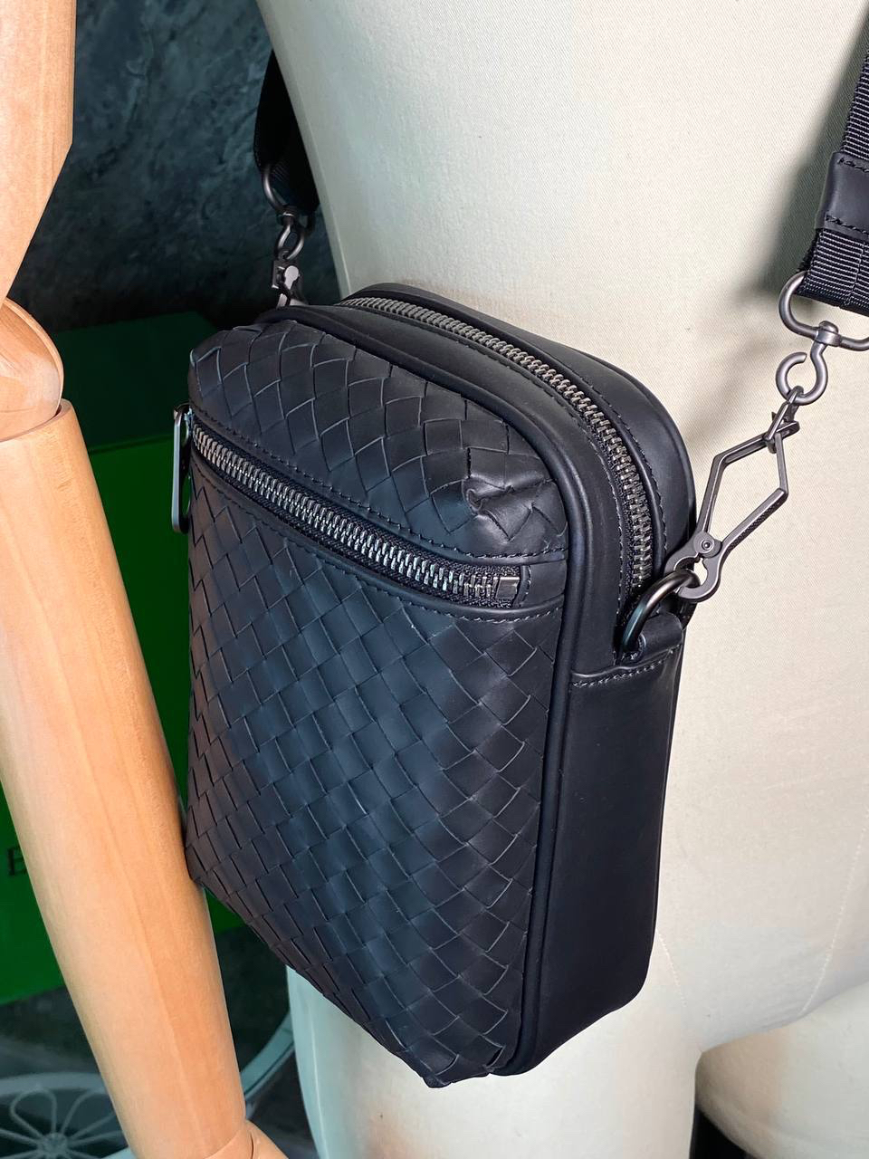 МУЖСКАЯ СУМКА МЕССЕНДЖЕР BOTTEGA VENETA детальное фото