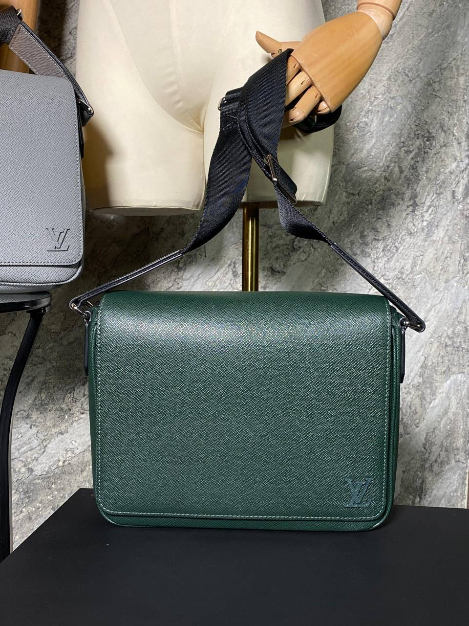 МУЖСКАЯ СУМКА МЕССЕНДЖЕР LOUIS VUITTON детальное фото