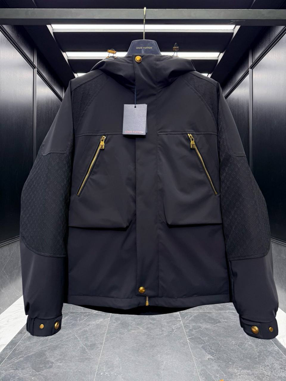 МУЖСКОЙ ПУХОВИК LOUIS VUITTON детальное фото