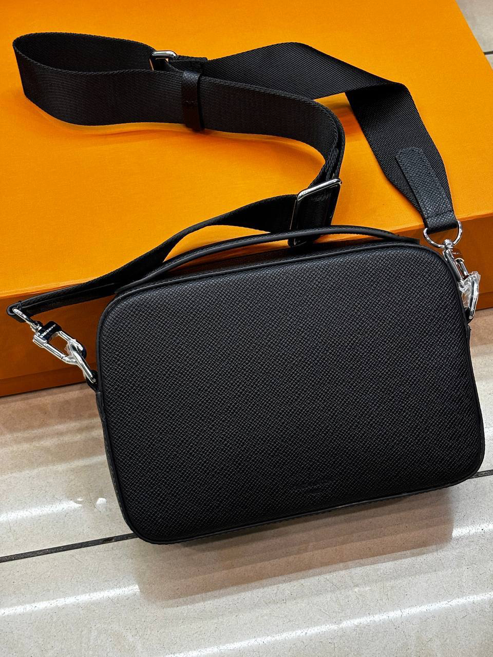 МУЖСКАЯ СУМКА МЕССЕНДЖЕР LOUIS VUITTON детальное фото
