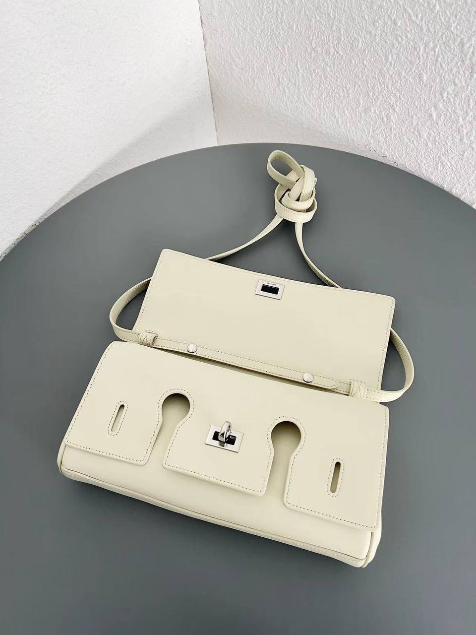 СУМКА BALENCIAGA BEL AIR детальное фото