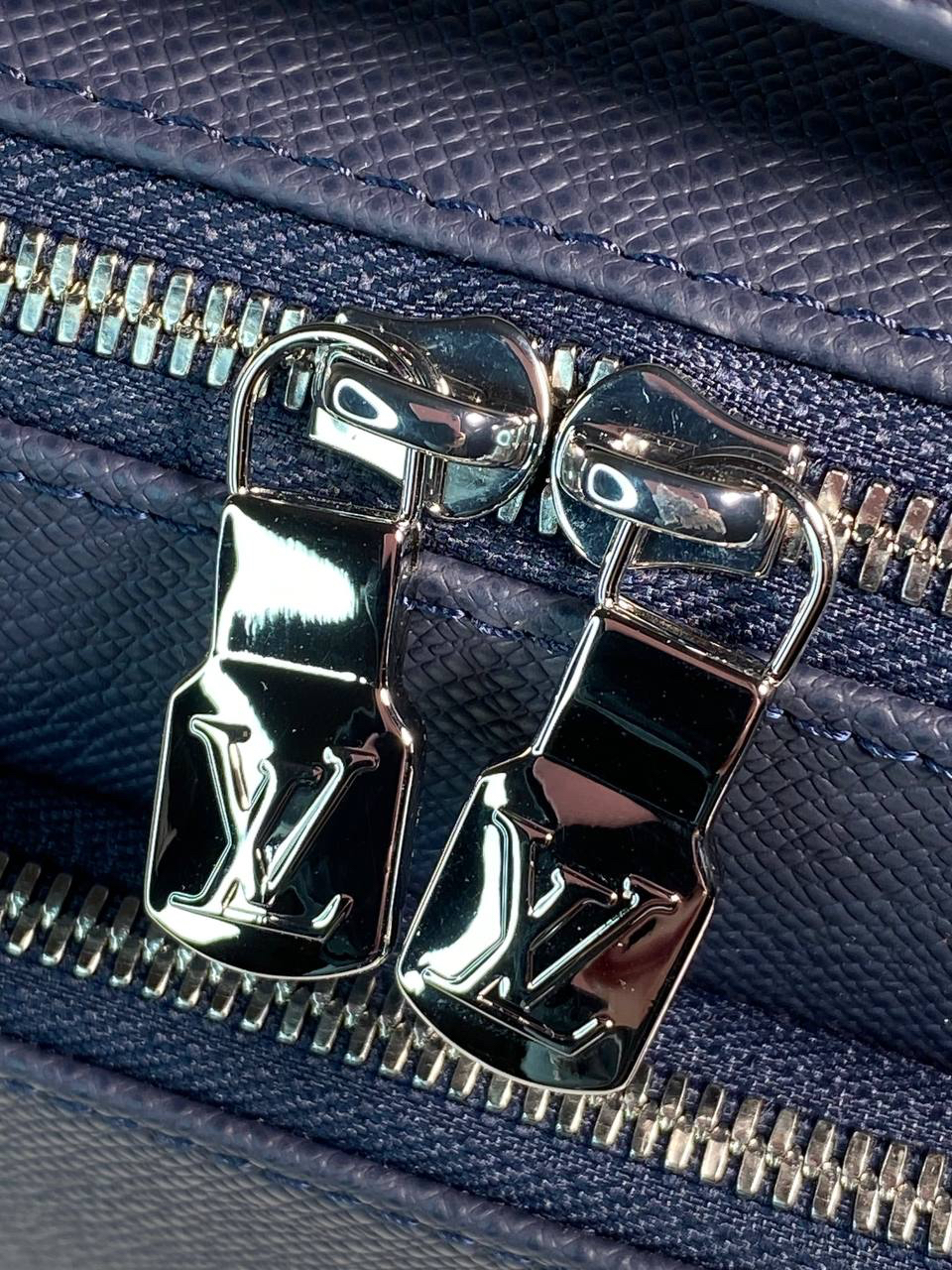 МУЖСКАЯ СУМКА МЕССЕНДЖЕР LOUIS VUITTON детальное фото