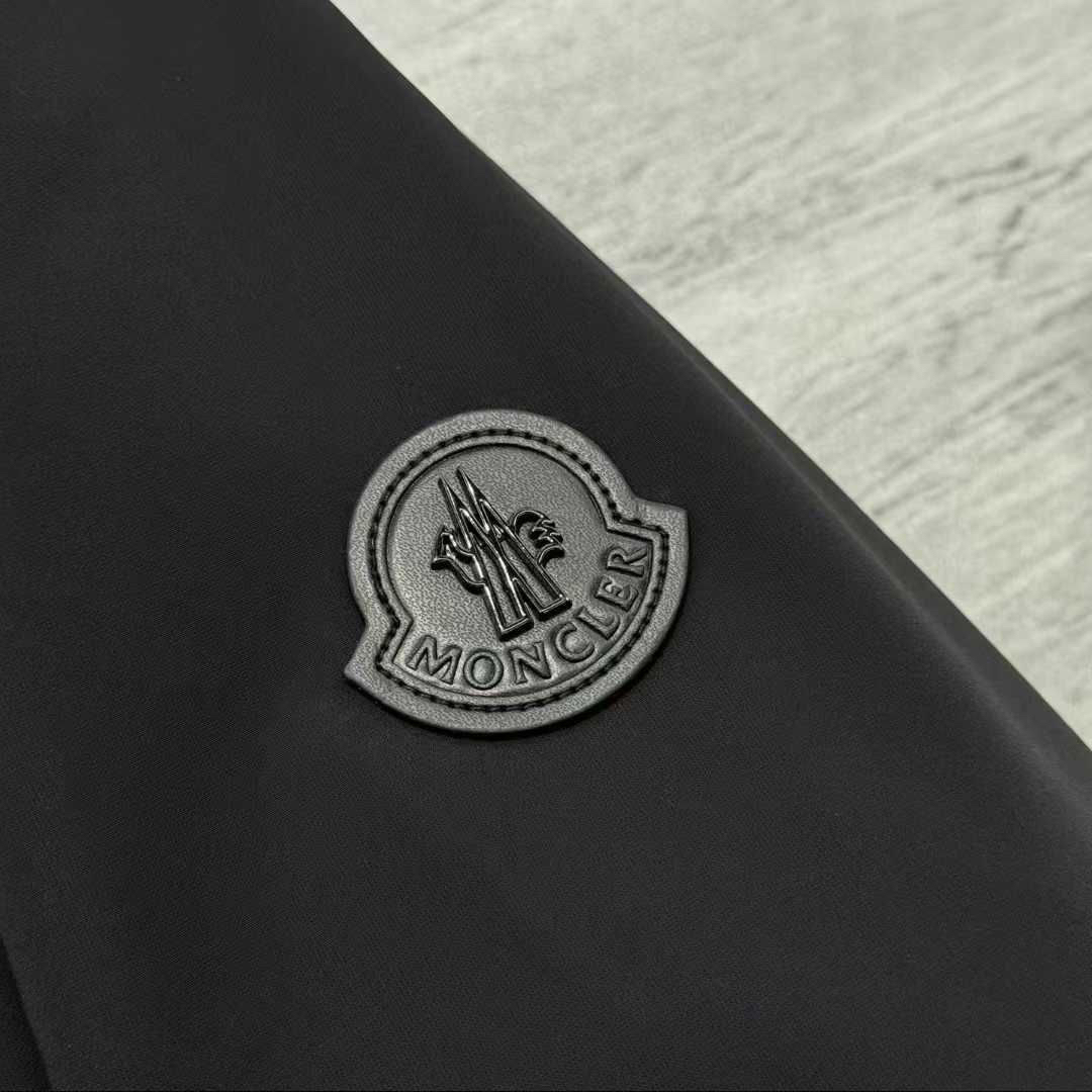 МУЖСКАЯ КУРТКА MONCLER детальное фото