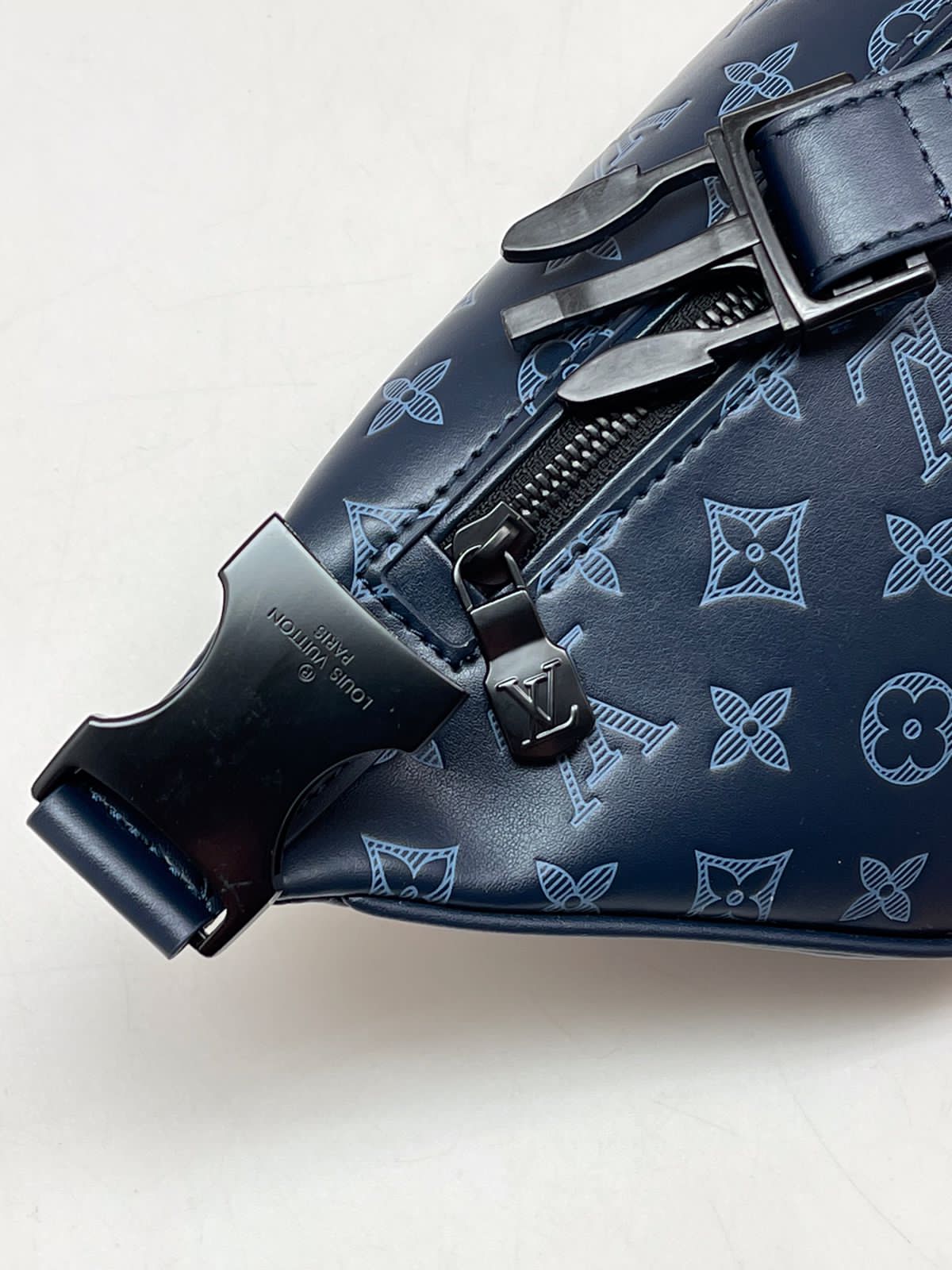 МУЖСКАЯ СУМКА СЛИНГ LOUIS VUITTON детальное фото