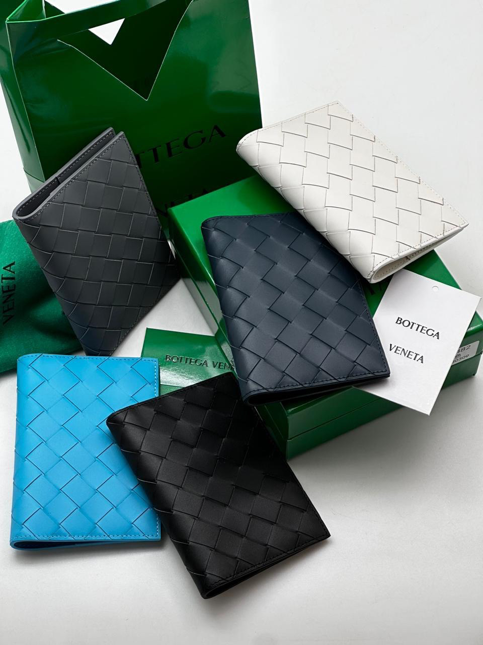 МУЖСКАЯ ОБЛОЖКА НА ПАСПОРТ BOTTEGA VENETA детальное фото