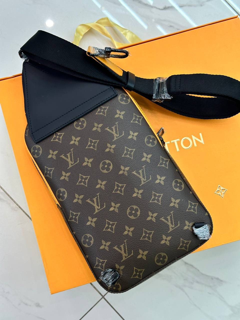 МУЖСКАЯ СУМКА СЛИНГ LOUIS VUITTON детальное фото