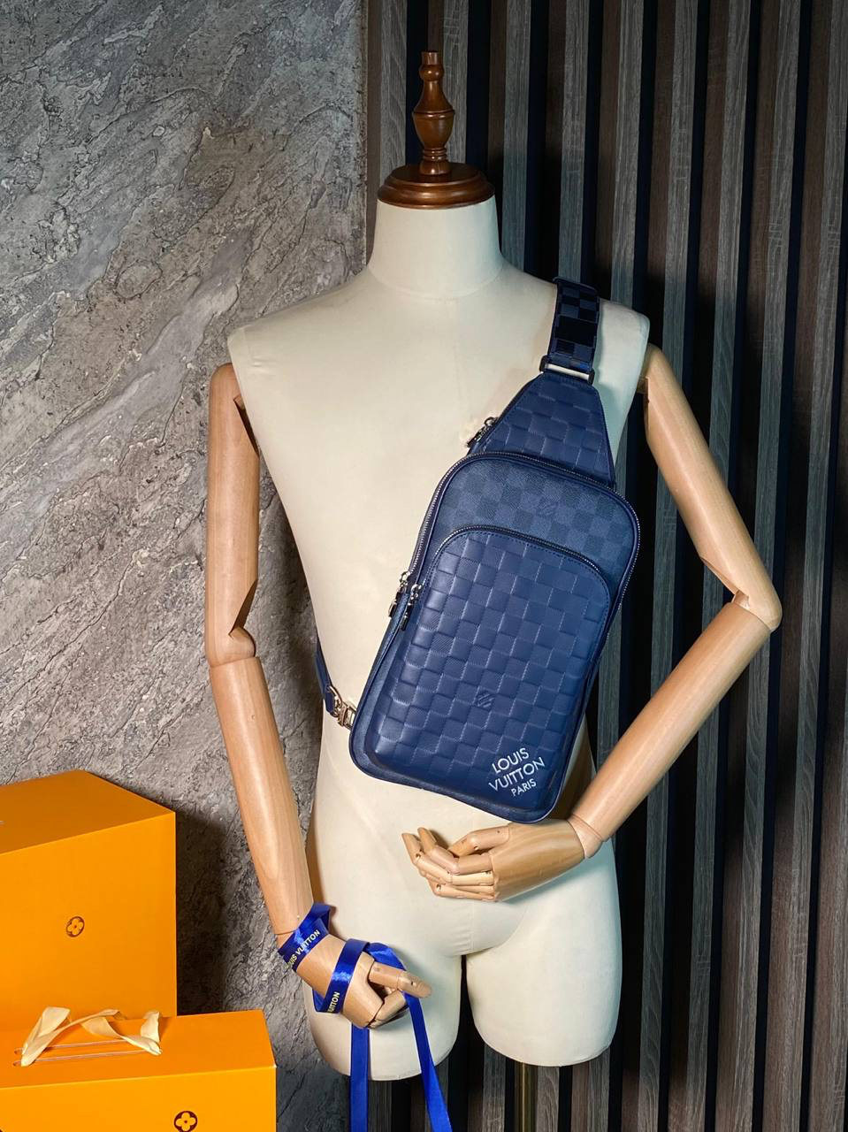 МУЖСКАЯ СУМКА СЛИНГ LOUIS VUITTON детальное фото