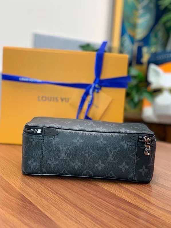 МУЖСКОЙ НЕСЕССЕР КОСМЕТИЧКА LOUIS VUITTON детальное фото