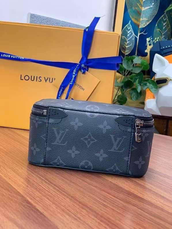 МУЖСКОЙ НЕСЕССЕР КОСМЕТИЧКА LOUIS VUITTON детальное фото