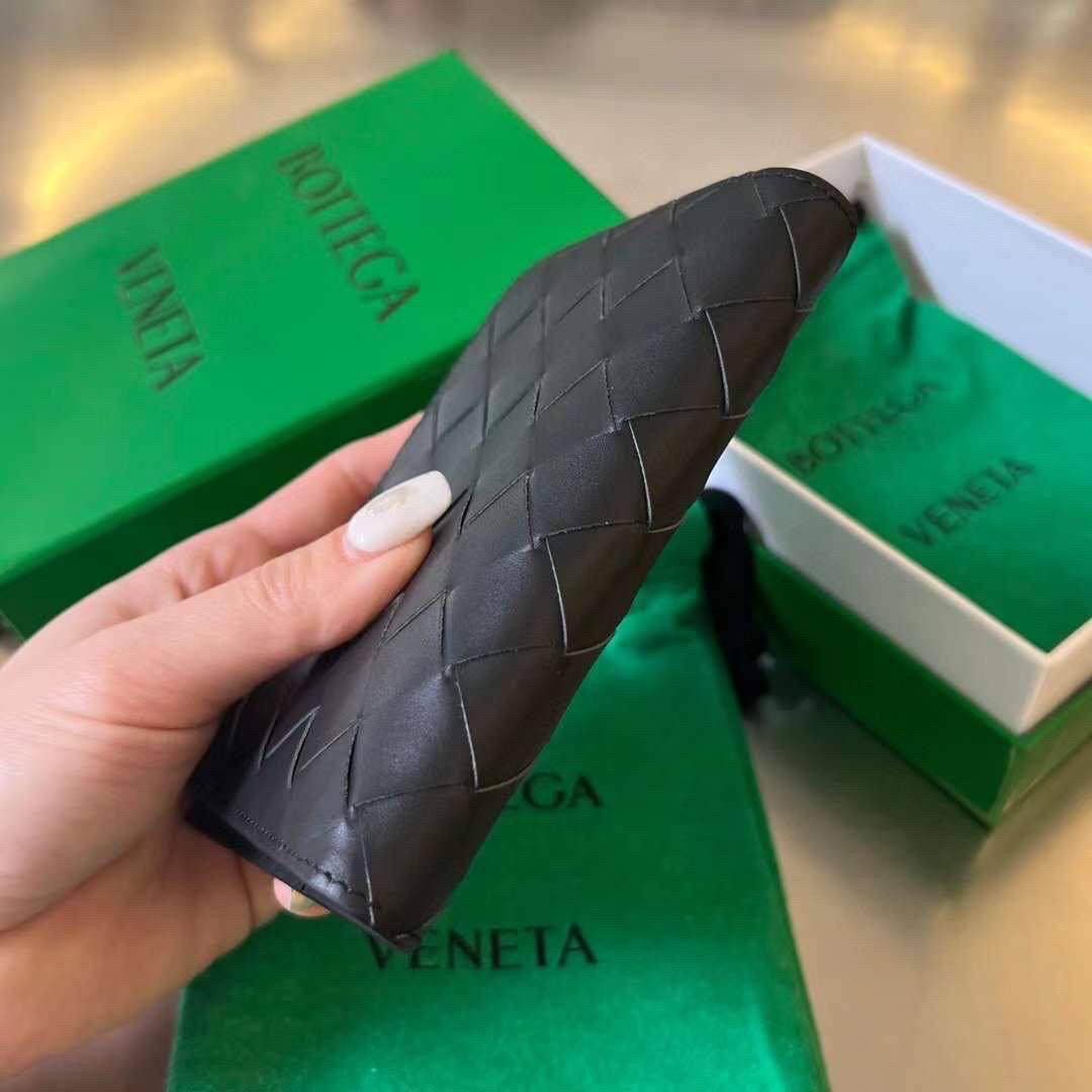 МУЖСКАЯ ОБЛОЖКА НА ПАСПОРТ BOTTEGA VENETA детальное фото